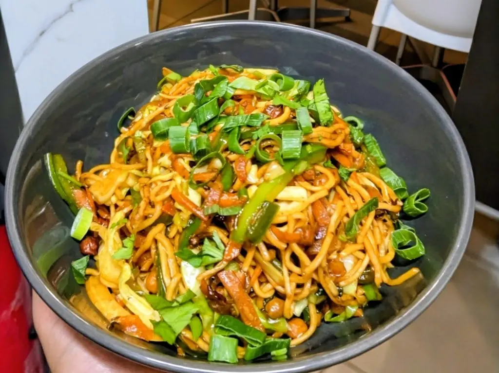 Chicken chowmein noodles with vegetables